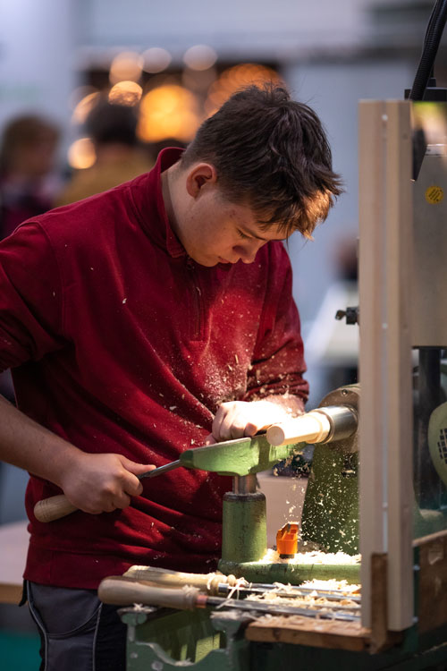 Karl Gustav Hobler hat 2024 seine Ausbildung zum Holzspoielzeugmacher abgeschlossen